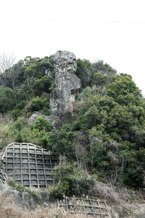 鯖くさらかし岩は落ちない奇岩、長崎の巨大な岩塔
