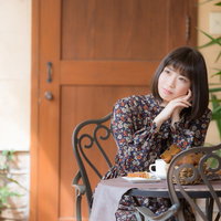 ポカポカ陽気の中でティータイムを楽しむ女性の写真