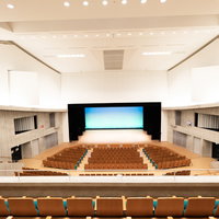 時津町のカナリーホール2階席から見た舞台の写真