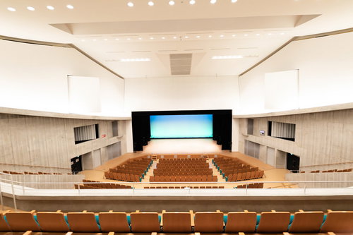 時津町のカナリーホール2階席から見た舞台