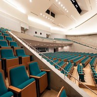 とぎつカナリーホール2階の緑シート客席とステージの写真