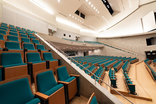とぎつカナリーホール2階の緑シート客席とステージ
