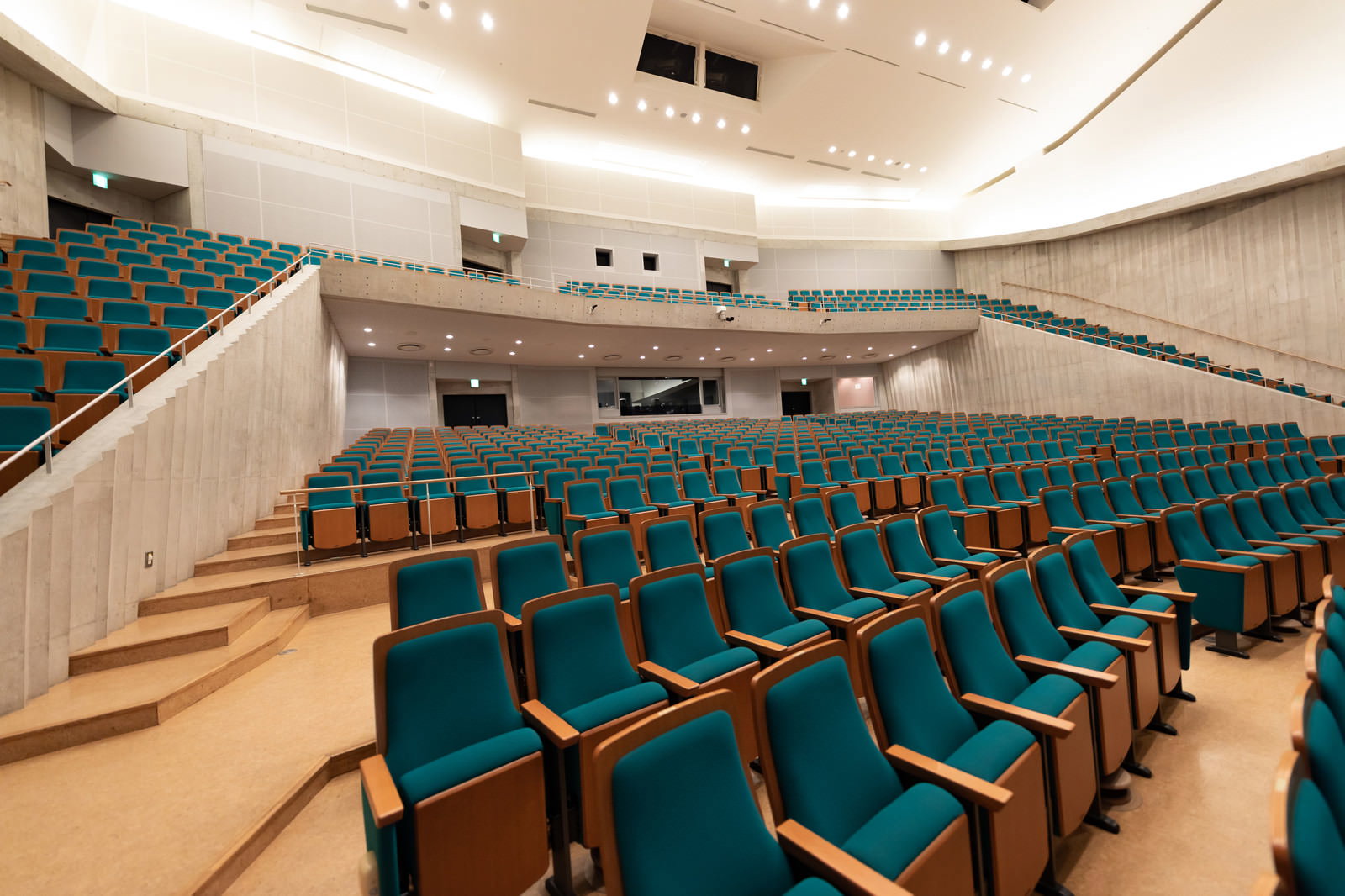 とぎつカナリーホールの緑色の座席が整然と並ぶコンサートホール内部