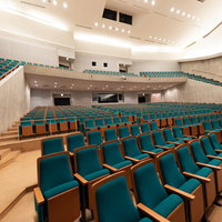 とぎつカナリーホールの2階席から見た緑色の座席の写真