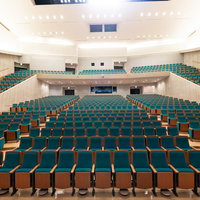 長崎県時津町のカナリーホール、客席770席あるコンサートホールの写真