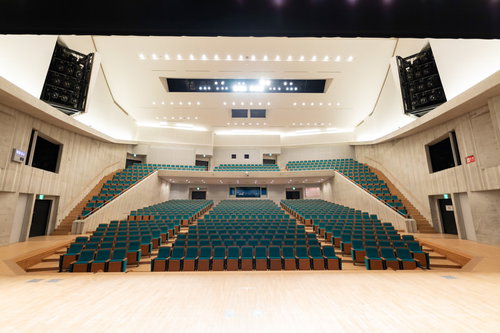 音響反射板を備えた770席のとぎつカナリーホール