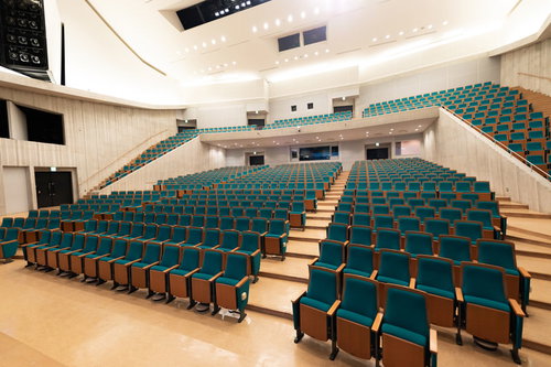 長崎県時津町カナリーホールの緑色座席とコンサート舞台