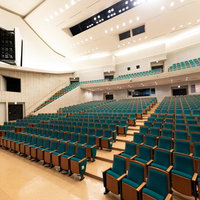 時津町のとぎつカナリーホール、緑色シートが並ぶメインホールの写真