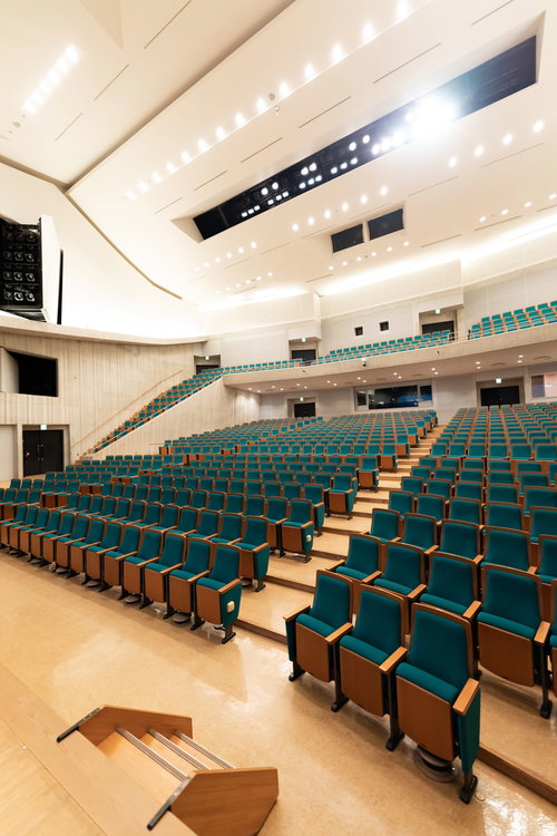 時津町のとぎつカナリーホール、緑色シートが並ぶメインホール