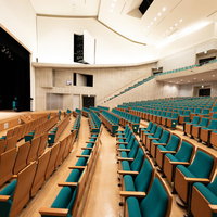 とぎつカナリーホールのターコイズブルーの座席と客席の写真