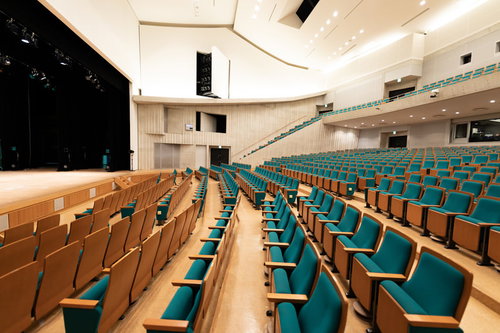 とぎつカナリーホールのターコイズブルーの座席と客席