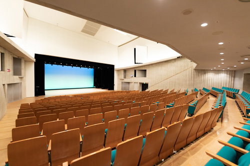 時津町のとぎつカナリーホール1階席の客席と舞台