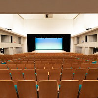 時津町のカナリーホールの観客席とステージの全景の写真