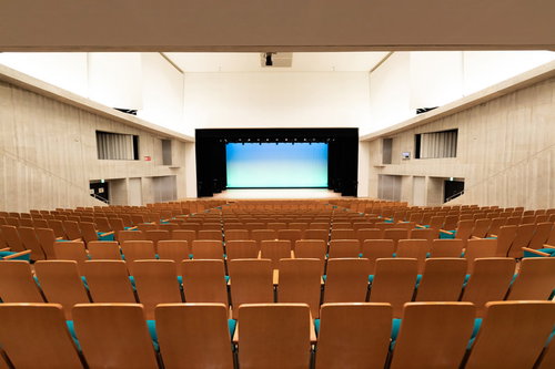 時津町のカナリーホールの観客席とステージの全景