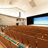 時津町のカナリーホール、木目調の客席が並ぶコンサートホールの写真