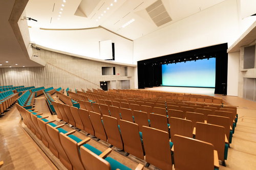 時津町のカナリーホール、木目調の客席が並ぶコンサートホール