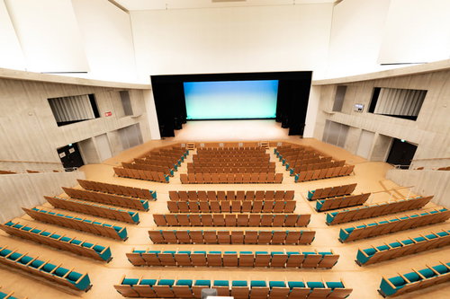 とぎつカナリーホールの2階席から見たオレンジ色の客席