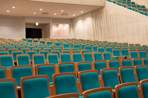 時津町カナリーホールの1階客席のコンサート風景