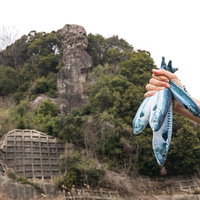 長崎県時津町の奇岩・鯖くさらかし岩と魚売りの写真