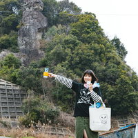 「落ちない」ご利益に便乗して合格祈岩グッズを持参する受験生の写真