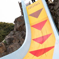 時津町・文化の森公園のフリーホール滑り台にチャレンジする女性の写真