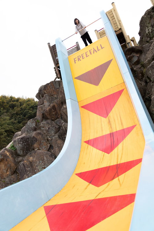 時津町・文化の森公園のフリーホール滑り台にチャレンジする女性
