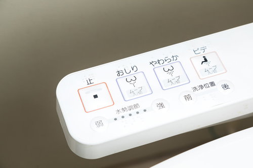 白いトイレ操作パネルのウォシュレットボタン