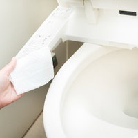 便座を持ち上げてトイレットペーパーを取り出す手元の写真