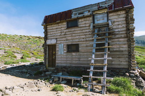 日本百名山・十勝岳のホロカメットク小屋と梯子