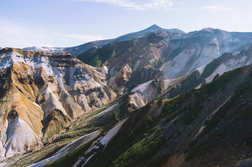 日本百名山・十勝岳と三段山の崖と岩肌・地層
