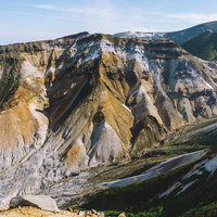 十勝岳連峰の三段山、カラフルな地層が露出した山肌の写真