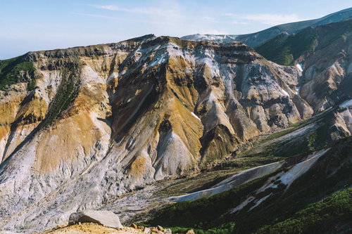 十勝岳連峰の三段山、カラフルな地層が露出した山肌
