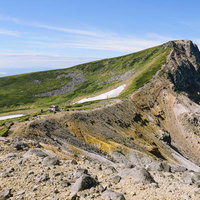 日本百名山・十勝岳の上ホロカメットク山とホロカメットク小屋の写真