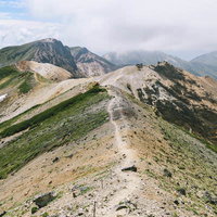 十勝岳から上ホロカメットク山へ続く稜線と登山道の写真