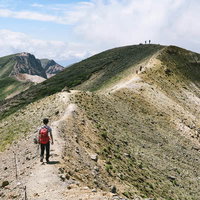 十勝岳から上ホロカメットク山へ向かう登山者の写真