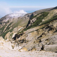 日本百名山・十勝岳の火山活動が活発な噴気孔の写真