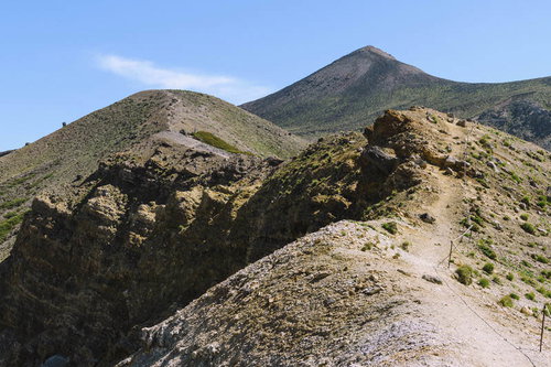 登山道から見上げる日本百名山・十勝岳の山頂