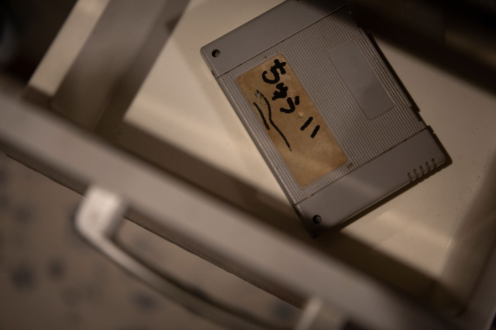 引出しの中のスーパーファミコンカセットに「ちゅうい」と手書きされた茶色い紙が貼り付けられている