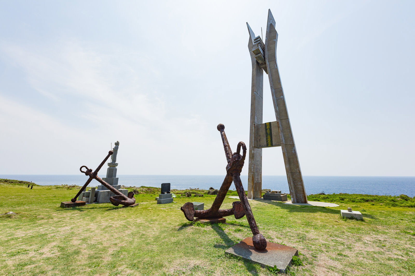 徳之島の犬田布岬に建つ戦艦大和慰霊塔と錨のモニュメント