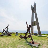 徳之島の犬田布岬に建つ戦艦大和慰霊塔と錨のモニュメントの写真