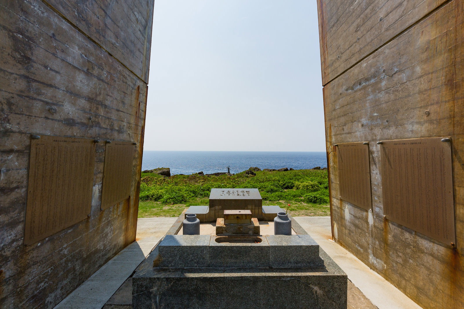 海を背景に建つ戦艦大和慰霊塔の石造りの慰霊碑