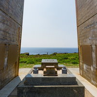 徳之島の犬田布岬に建つ戦艦大和慰霊塔の慰霊碑の写真