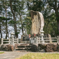 徳之島の旧陸軍浅間飛行場跡に建つ特攻平和慰霊碑の写真