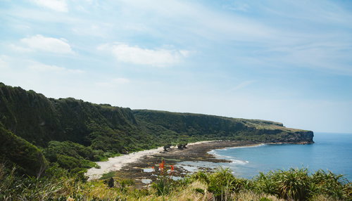 徳之島の犬の門蓋から一望する海岸線と青空
