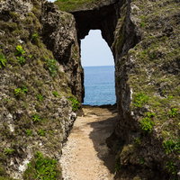 人畜の犬の群れを捕まえて海に投げた由来がある犬の門蓋のメガネ岩の写真