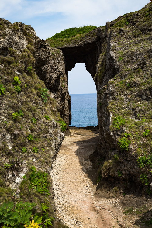 人畜の犬の群れを捕まえて海に投げた由来がある犬の門蓋のメガネ岩