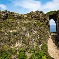 徳之島の犬の門蓋にあるメガネ岩入り口の隆起サンゴ礁アーチの写真