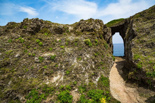 徳之島の犬の門蓋にあるメガネ岩入り口の隆起サンゴ礁アーチ