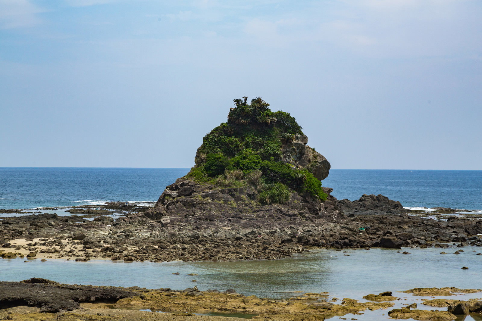 徳之島ゴリラ岩近くのハート形の穴から見える海
