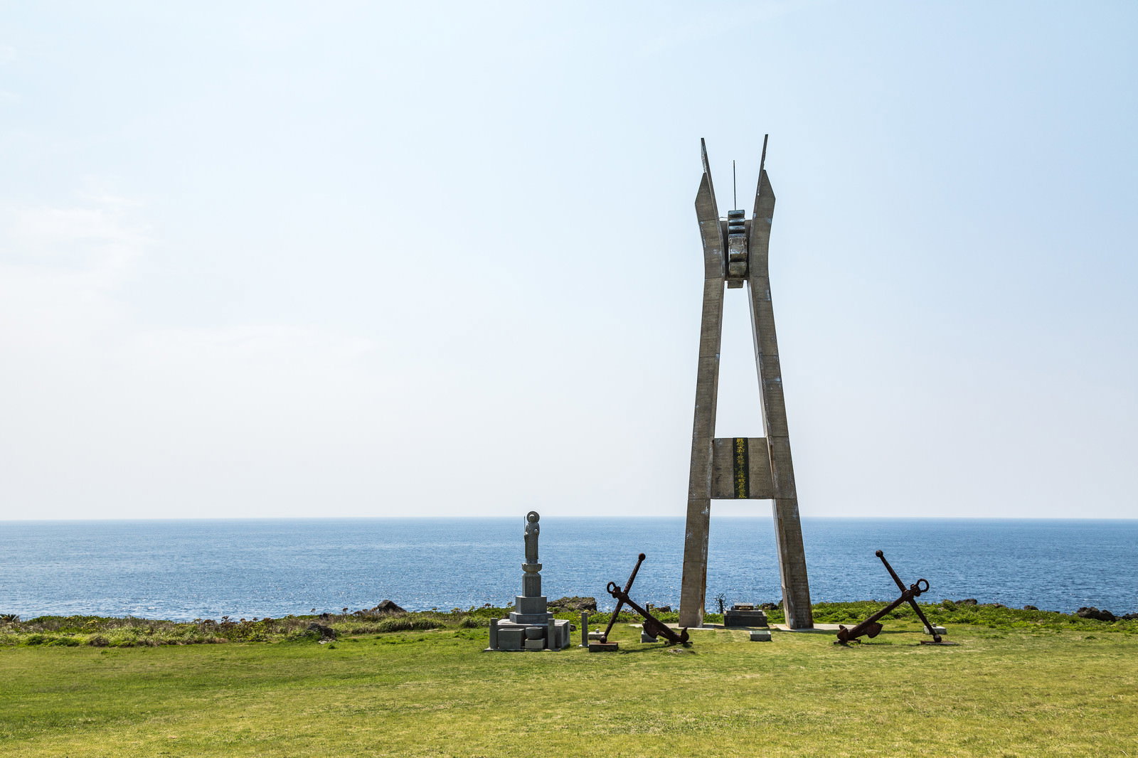 徳之島犬田布岬の戦艦大和慰霊塔と青い海原